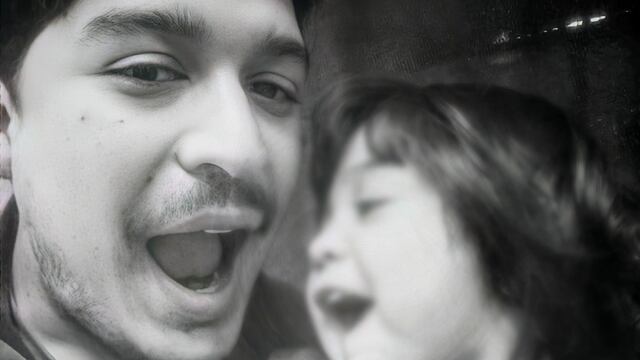 Agustín Burgos junto a su pequeña hija