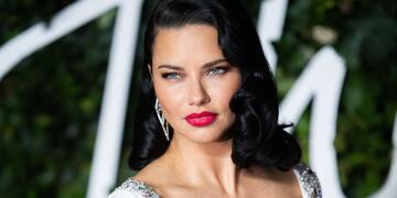 Quién es Adriana Lima, la modelo brasileña que le entregó el premio a los hinchas en los premios The Best.