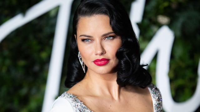 Quién es Adriana Lima, la modelo brasileña que le entregó el premio a los hinchas en los premios The Best.
