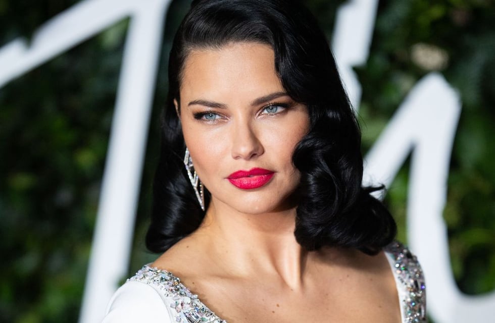 Quién es Adriana Lima, la modelo brasileña que le entregó el premio a los hinchas en los premios The Best