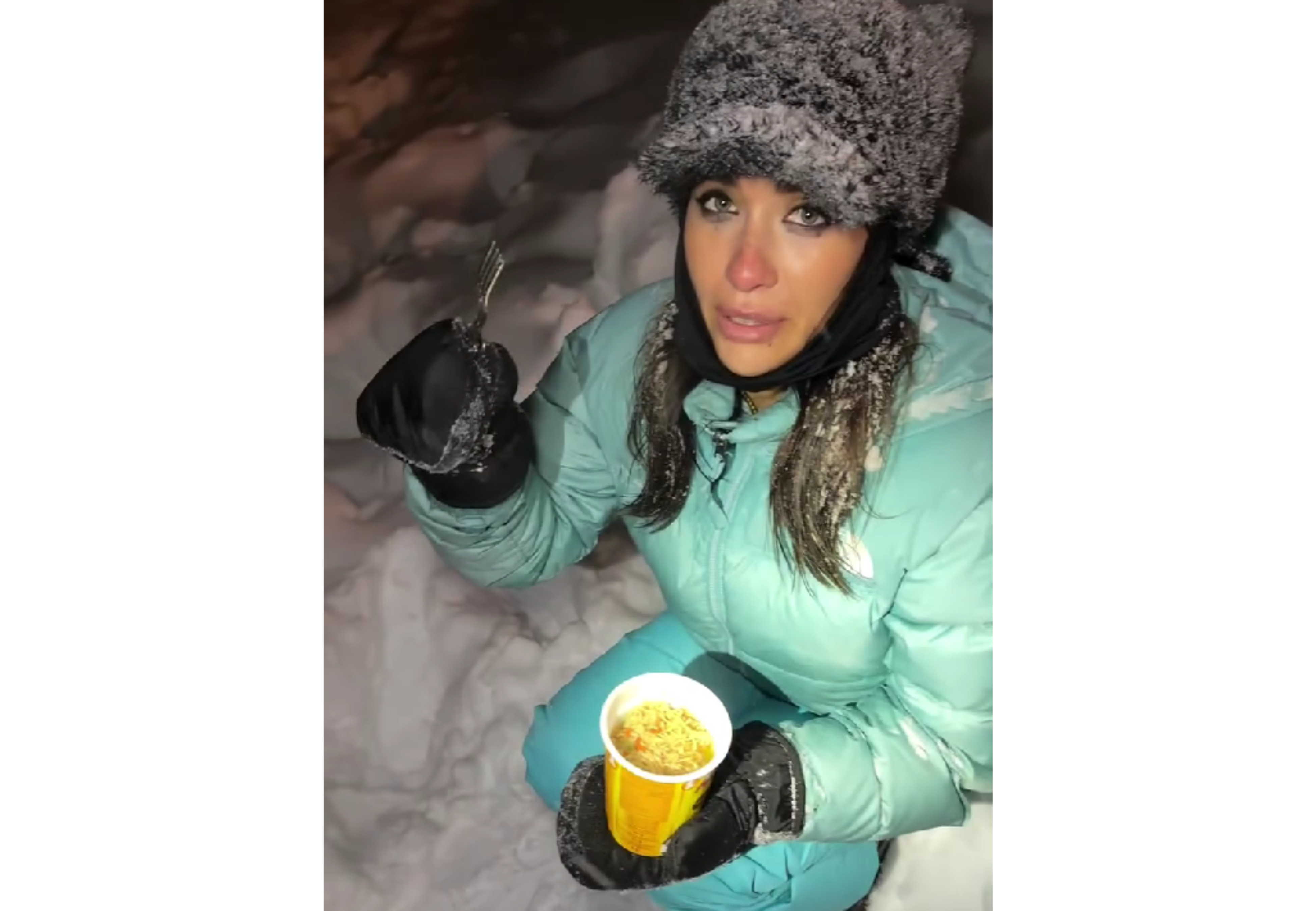 En medio de la nieve, María probó un ramen hecho a la intemperie.