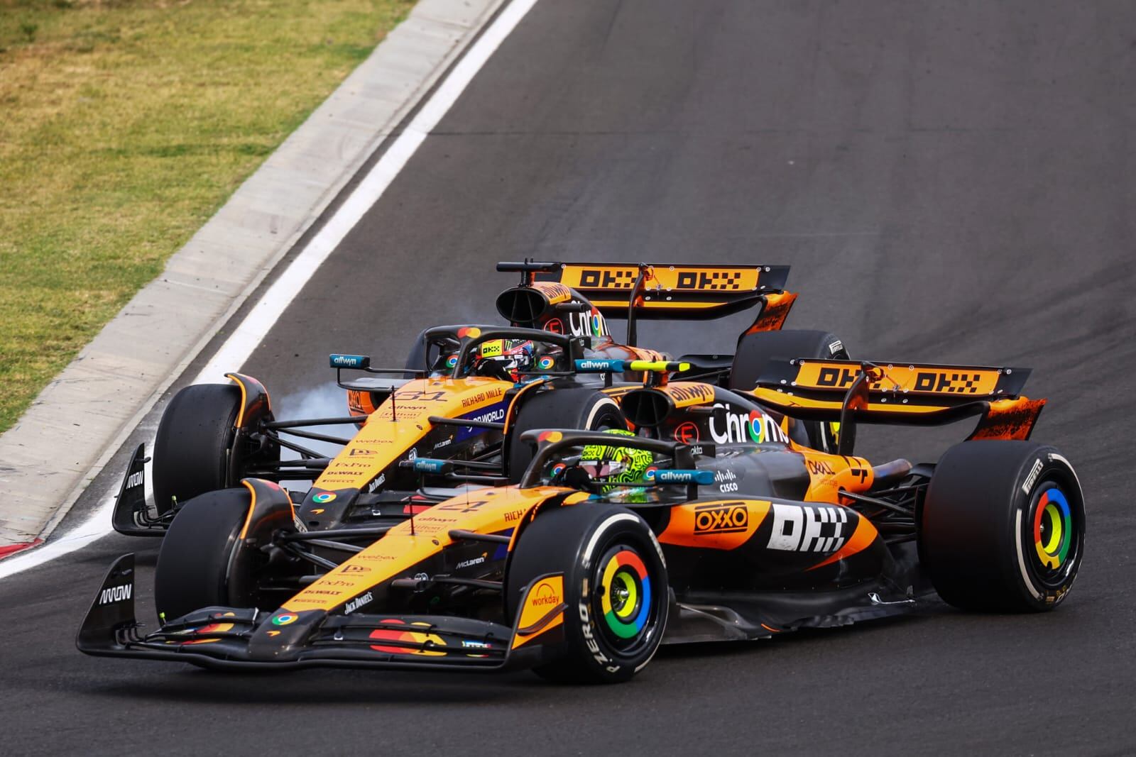 En apretado y hasta riesgoso final, en el que casi se tocaron, Norris y Piastri dieron un nuevo 1-2 a McLaren.