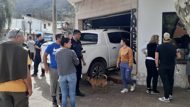 Una camioneta se incrustó en la pared de una panadería.