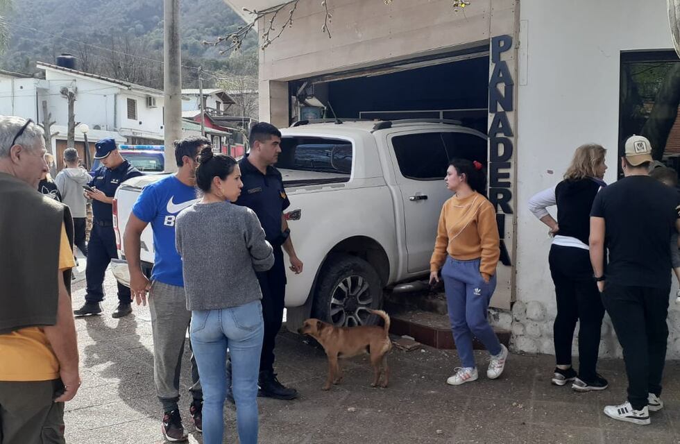 Madrugada fatal en Córdoba: tres siniestros viales con fallecidos y una camioneta incrustada en un comercio