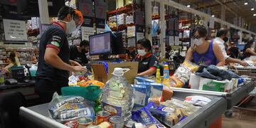 Según el índice dado a conocer por la DEIE en Mendoza, para no ser pobre en abril, una familia necesitó casi $57 mil. (José Gutiérrez / Los Andes)