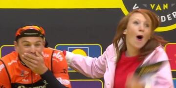 El divertido momento en que una periodista besa por accidente a su entrevistado (Foto: captura video)