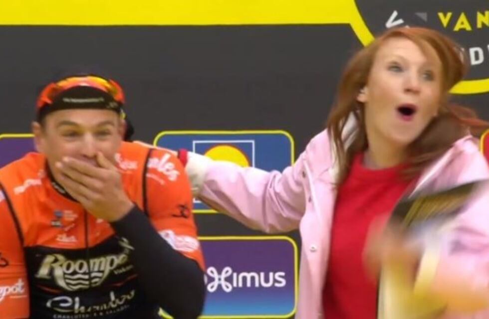 El divertido momento en que una periodista besa por accidente a su entrevistado