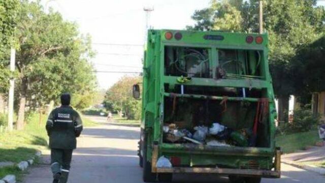 Un joven quería volver a su casa, y al no conseguir transporte público, se subió a un camión recolector de basura. Foto: Archivo.