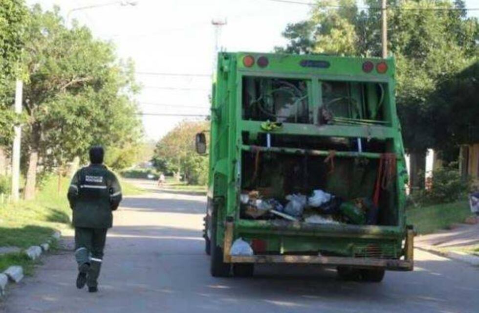 ¿Un nuevo transporte público? No encontraba taxis, y el camión recolector de basura aceptó llevarlo