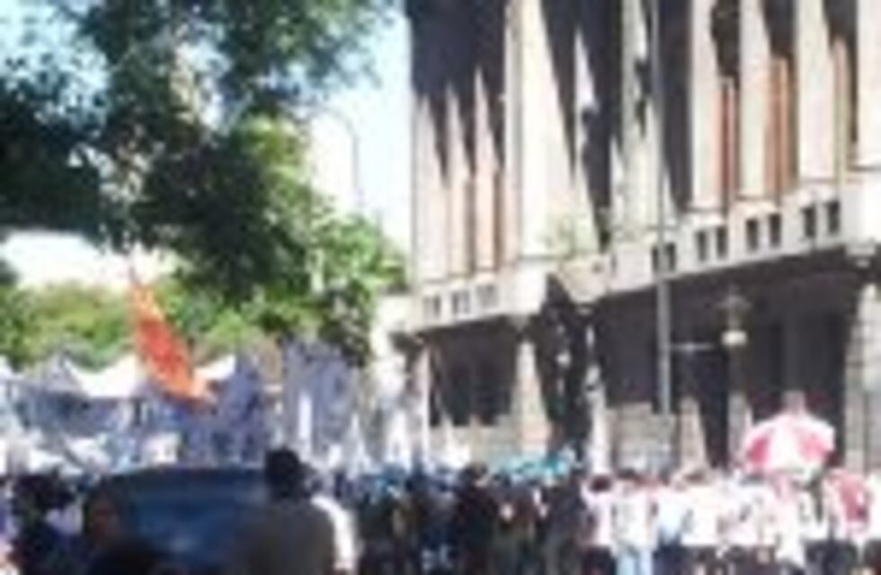 Trabajadores de juegos de azar protestan frente al Congreso