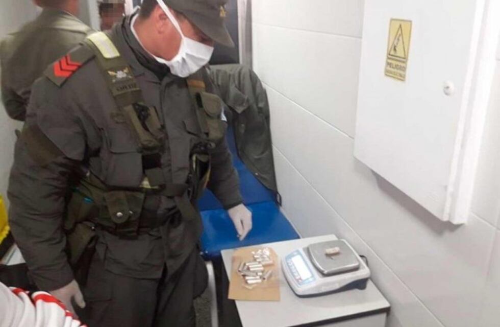 Un hombre fue detenido por llevar 49 cápsulas de cocaína en el estómago