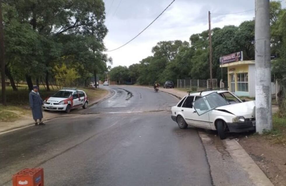 Chocó una columna de alumbrado público  con un auto