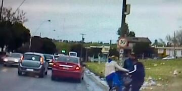 Le robaron violentamente la bicicleta a una mujer en la Villa La Lonja\u002E