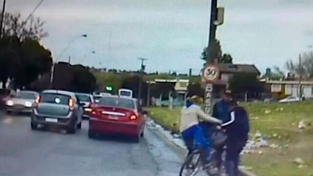 Le robaron violentamente la bicicleta a una mujer en la Villa La Lonja\u002E