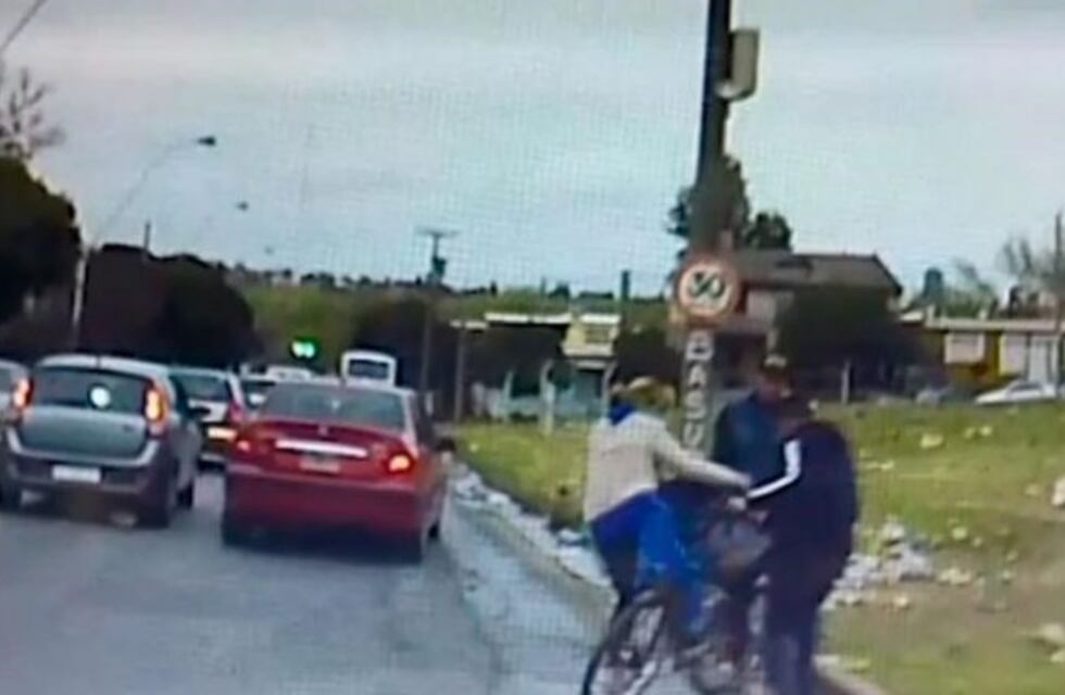 Grabó el violento robo de la bici a una mujer, la auxilió y le regaló otra