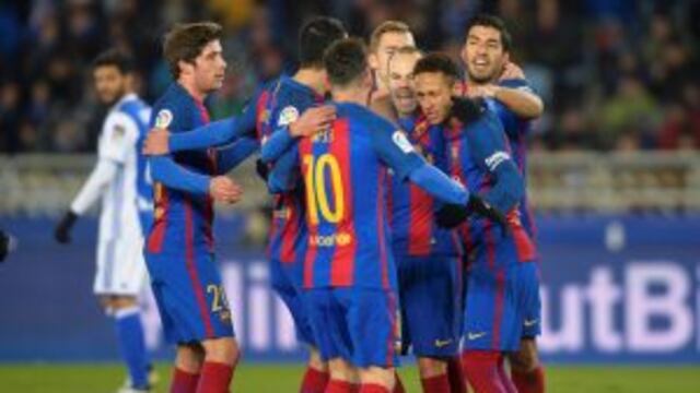 Football Soccer - Real Sociedad v Barcelona - Spanish King's Cup - Anoeta Stadium, San Sebastian Spain - 19/01/17 Barcelona's Neymar celebrates with team-mates Lionel Messi and Luis Suarez after scoring Barcelona's first goal.    REUTERS/Vincent West