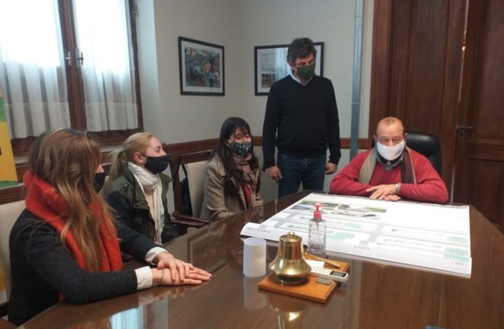 Alumnos de Cresta le presentaron a Sánchez un proyecto hortícola