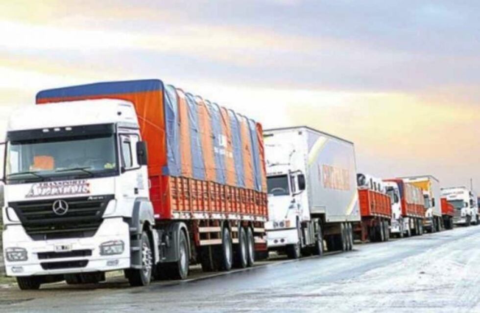 Casi de un centenar de camiones varados en Tierra del Fuego por cierre de fábricas
