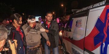 BOL35 SANTA CRUZ (BOLIVIA)\u002E 15/10/2019\u002E- Trabajadores de salud ayudan a un herido durante los enfrentamientos con jóvenes contrarios al presidente Evo Morales, hoy martes luego de que la policía dispersó a grupos de personas que protestaban en el exterior de un mitin del presidente Morales, en la ciudad de Santa Cruz, donde se efectuaron un número indeterminado de arrestos\u002E EFE/Juan Carlos Torrejon