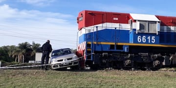 El Renault Clío fue arrastrado más de 200 metros hacia el oeste\u002E (@somosnotrosario)