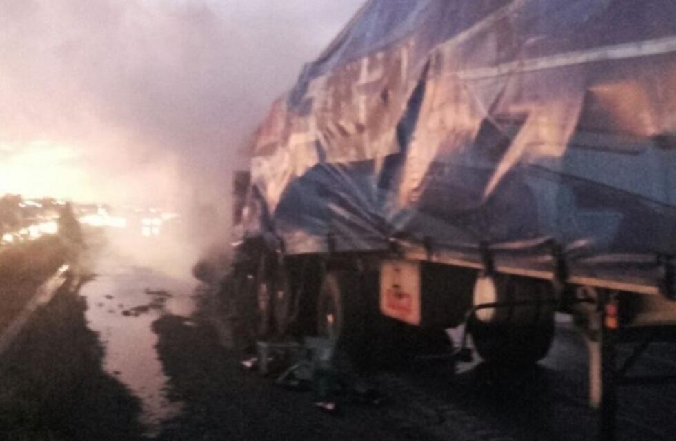 Colisión entre camiones deja dos muertos en el Acceso Este