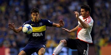 fecha de clasico clasicos superclasico super clasico\r\nBoca Juniors' defender Santiago Vergini (L) vies for the ball with River Plate's forward Lucas Alario during their Argentina first division football match at the La Bombonera stadium in Buenos Aires, on May 14, 2017\u002E / AFP PHOTO / ALEJANDRO PAGNI cancha de boca juniors lucas alario Santiago Vergini campeonato torneo primera division 2016 2017 futbol futbolistas partido boca juniors river plate