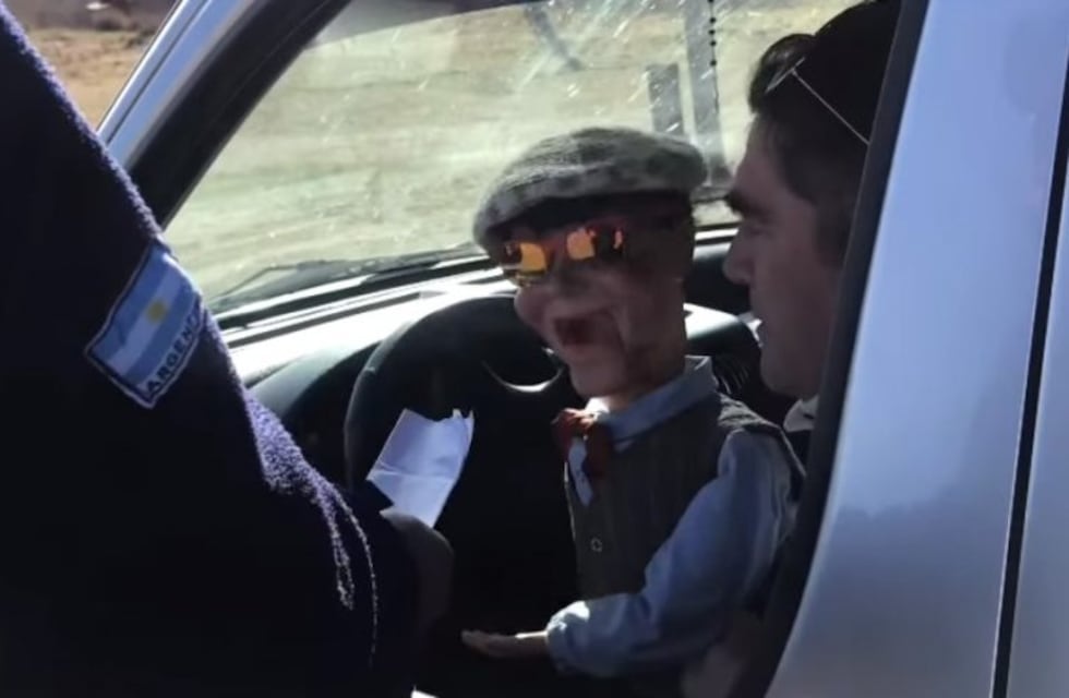 Viral: el ventrílocuo de Berrotarán que hace hablar a su muñeco en un control de la Caminera