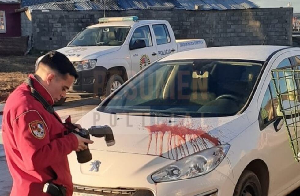 Le arrojaron liquido de frenos sobre el capot de su auto