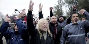 DYN902, BUENOS AIRES 30/07/2015, TRABAJADORES DE LA LINEA DE COLECTIVOS 60 PROTESTAN EN LA PANAMERICANA A LA ALTURA DEL KM\u002E 41\u002E\r\nFOTO: DYN/PABLO AHARONIAN\u002E buenos aires pollo sobrero conflicto choferes trabajadores de la linea de colectivos 60 monsa por despidos empleados cortan la panamericana