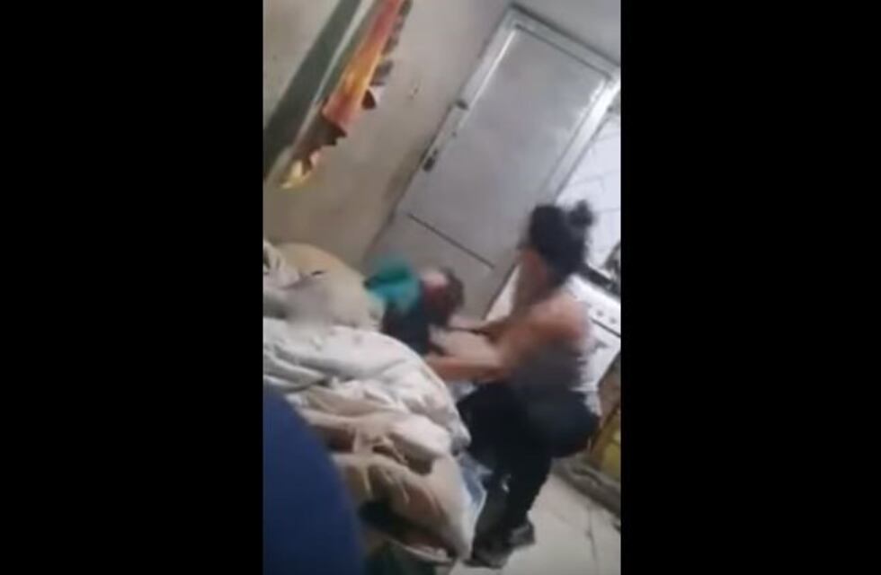 La historia detrás de la golpiza de una madre a su hija por una tablet