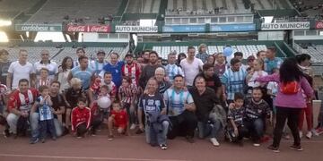 Juntos, los hinchas de Instituto y de Racing en el estadio Kempes\u002E