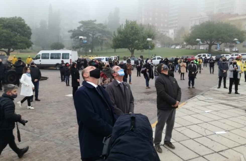 Día de la Bandera: Perotti, Javkin y ex combatientes participaron del izamiento