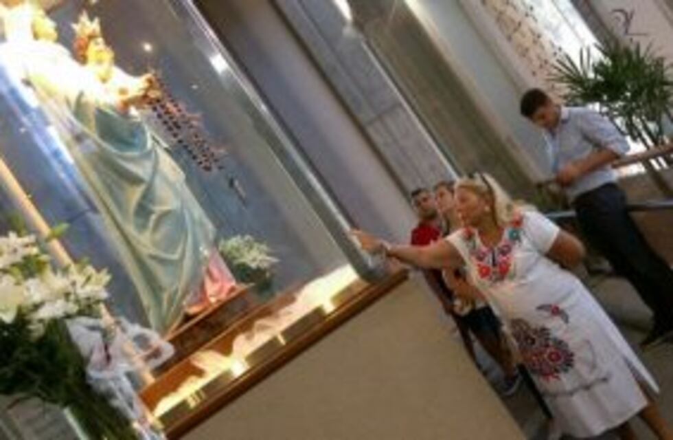 Elisa Carrió fue a La Emilia y le rezó a la Virgen en San Nicolás por los inundados