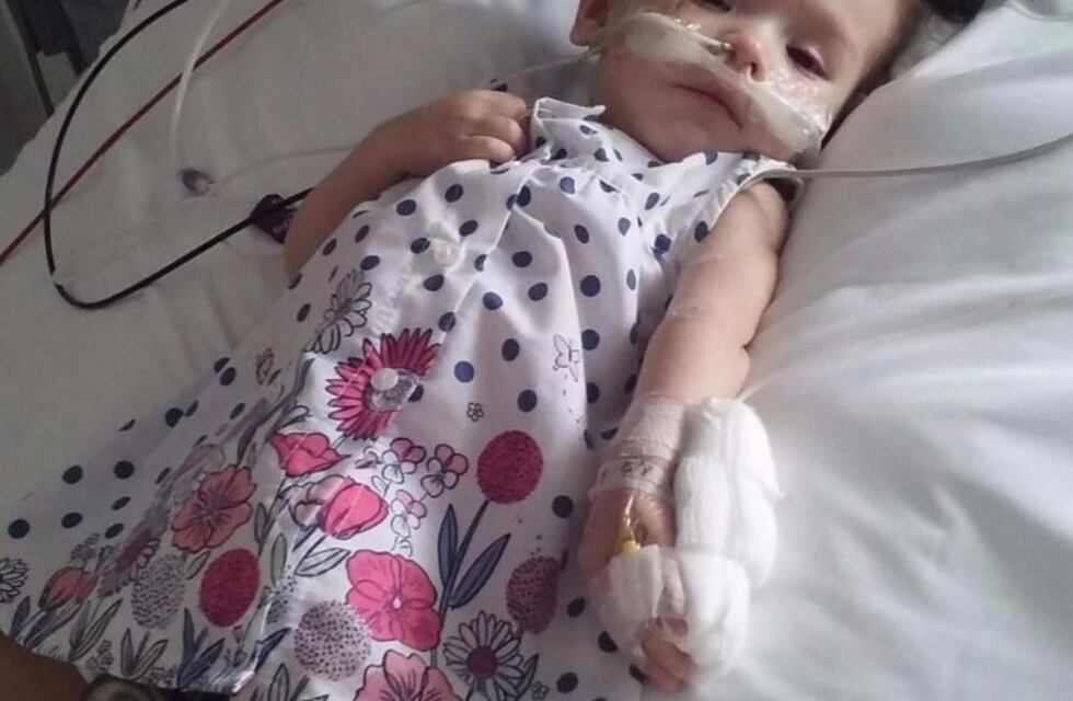 Malena cada día está mejor, ahora juega y volvió a sonreír