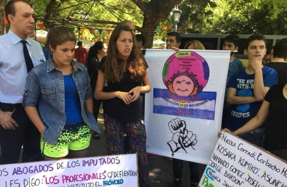 Chicos sordos violados por curas piden Justicia en la Plaza Independencia
