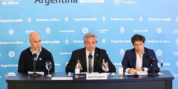 Alberto Fernández , mientras habla durante una rueda de prensa junto a Horacio Rodríguez Larreta y Axel Kicillof\u002E (EFE)