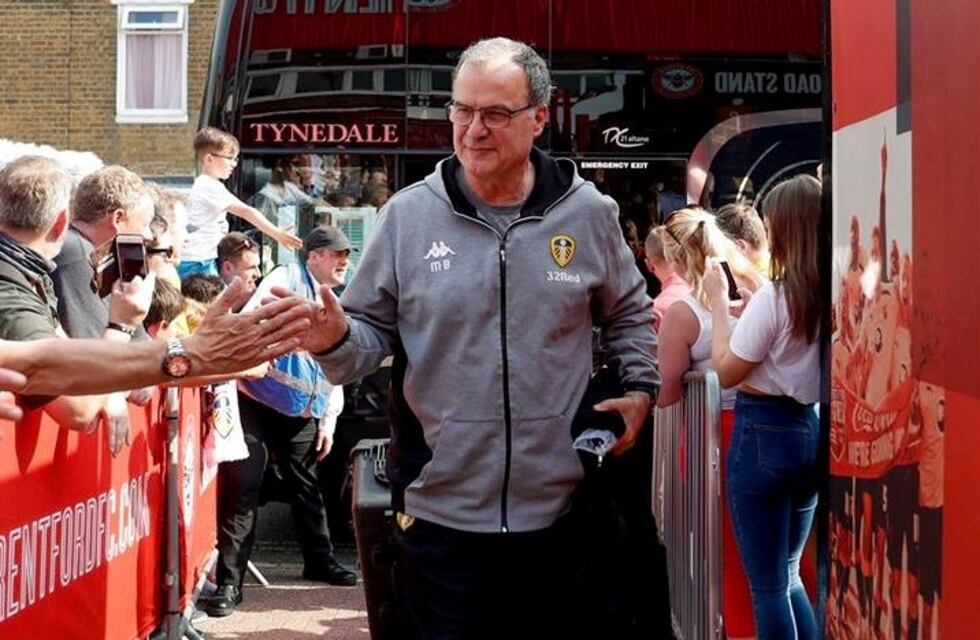 Leeds anunció la continuidad de Marcelo Bielsa con estilo rojinegro