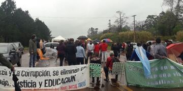 A pesar del mal tiempo, los docentes se concentraron sobre la ruta nacional 14\u002E