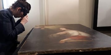 Expertos examinan el cuadro que será devuelto al museo Estévez\u002E