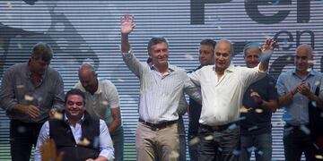 diversos diferentes actos para conmemorar el dia del trabajador el mandatario argentino en el acto de las sesenta y dos 62 organizaciones peronistas en el estadio de ferro acto peronismo peronista lanza lanzamiento del plan de empalme\r\n\r\nDYN202, BUENOS AIRES 01/05/2017, EL PRESIDENTE, MAURICIO MACRI ESTA NOCHE EN EL ESTADIO HÉCTOR ETCHART DEL CLUB FERROCARRIL OESTE EN ESTA CIUDAD\u002E FOTO: DYN/ALBRTO RAGGIO\u002E buenos aires mauricio macri Geronimo momo Venegas 1 primero de mayo dia internacional mundial del trabajo trabajador presidente en el acto de las 62 organizaciones celebracion del dia del trabajo