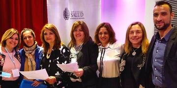 Alejandro Suvire, junto a los profesionales que obtuvieron el segundo lugar en el Congreso internacional de Adolescencia en Paraguay y la directora provincial de adolescencia\u002E