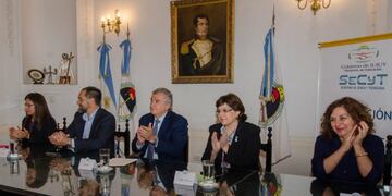 La Provincia de Jujuy y el Consejo Federal de Ciencia y Tecnología (COFECYT) suscribieron hoy cinco convenios para apoyo tecnológico al sector turístico e innovación productiva\u002E