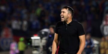 Eduardo German Coudet, coach of Argentina's Racing, shouts from the sidelines of a Copa Libertadores soccer match with Chile's Universidad of Chile in Santiago, Chile, Tuesday, April 3, 2018\u002E (AP Photo/Esteban Felix)\r\n santiago chile eduardo coudet futbol copa libertadores 2018 futbol futbolistas universidad chile racing club