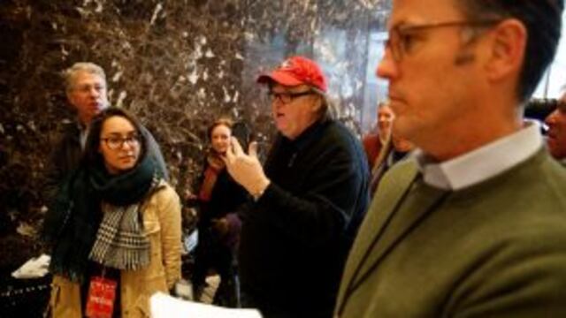 Filmmaker Michael Moore walks in the lobby of Trump Tower, Saturday, Nov. 12, 2016, in New York. (AP Photo/ Evan Vucci) eeuu nueva york Michael Moore director de cine cineasta llega a la torre trump elecciones presidenciales