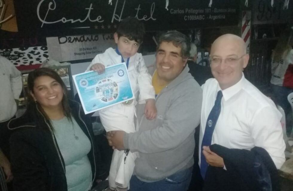 Matías tiene seis años, practica Taekwondo pese a su paraplejia y necesita ayuda para viajar a un torneo en Chile