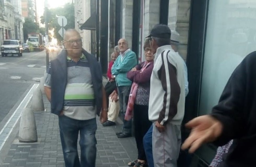 Primer día de cuarentena total: Rosario paralizada aunque con jubilados en los bancos