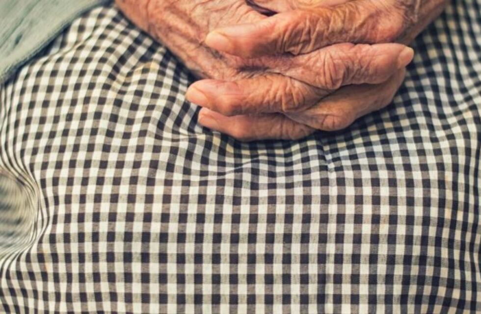 Cuento del tío: le robaron casi un millón de pesos a una mujer de 80 años