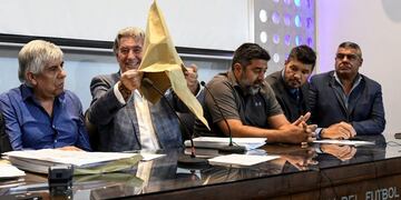 Dirigentes abren los sobres con los ofrecimientos de tres empresas para televisar los campeonatos locales del fu00fatbol argentino el 20/02/2017 en Buenos Aires, Argentina. En la foto, de izquierda a derecha: el presidente de Independiente, Hugo Moyano; el pr