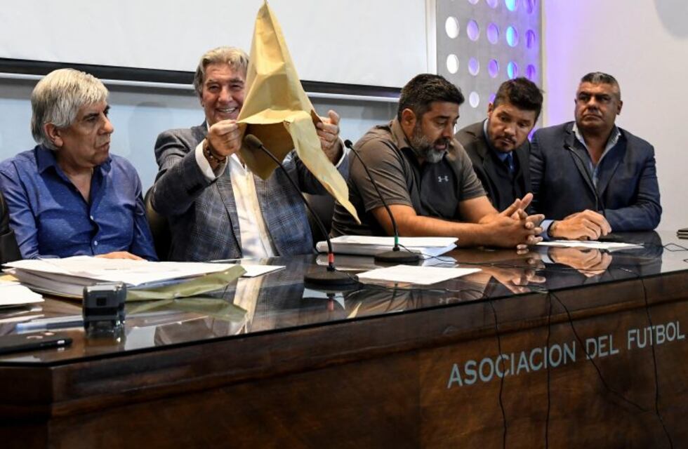 Tinelli confirmó que hoy se abrirán los sobres con las ofertas para la televisación del fútbol argentino