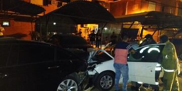 Los bomberos sacaron al conductor del Peugeot que estaba atrapado